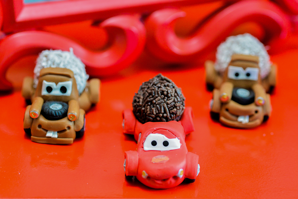 Cobertura fotográfica festa de aniversário tema carros menino criança infantil book fotográfico fotografia bolo docinhos brincadeiras cama elástica bolinhas niteroi rio de janeiro são Gonçalo