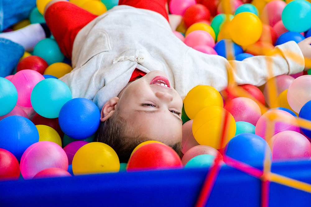 Cobertura fotográfica festa de aniversário tema carros menino criança infantil book fotográfico fotografia bolo docinhos brincadeiras cama elástica bolinhas niteroi rio de janeiro são Gonçalo