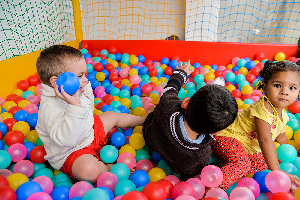 Cobertura fotográfica festa de aniversário tema carros menino criança infantil book fotográfico fotografia bolo docinhos brincadeiras cama elástica bolinhas niteroi rio de janeiro são Gonçalo