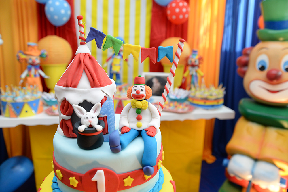 Cobertura fotográfica festa de aniversário tema circo menino criança infantil book fotográfico fotografia palhaços bolo docinhos brincadeiras piscina de bolinhas niteroi rio de janeiro são Gonçalo