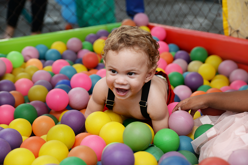 Cobertura fotográfica festa de aniversário tema circo menino criança infantil book fotográfico fotografia palhaços bolo docinhos brincadeiras piscina de bolinhas niteroi rio de janeiro são Gonçalo