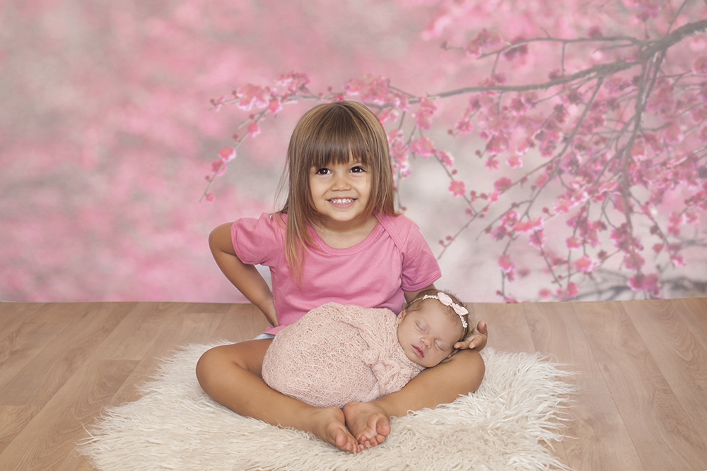 ensaio fotográfico ensaio newborn menina recém nascida book fotográfico fotografia niteroi fotografo rio de janeiro são Gonçalo irmã mais velha com irmã caçula