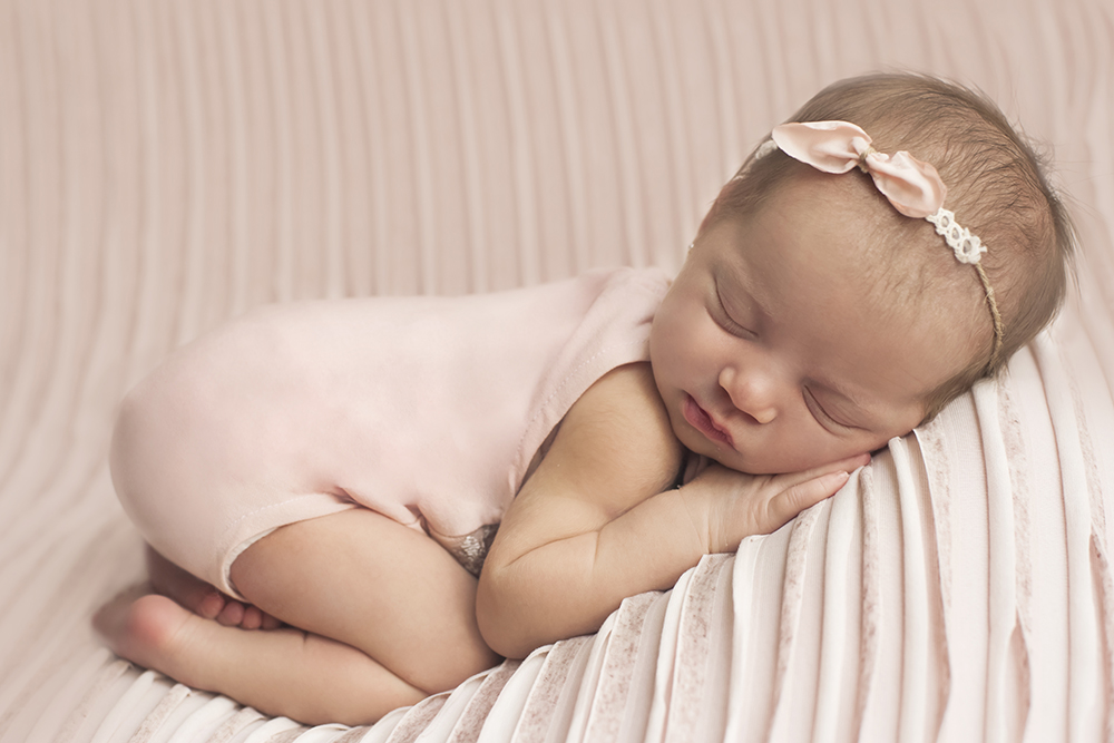 ensaio fotográfico ensaio newborn menino recém nascido book fotográfico fotografia niteroi fotografo rio de janeiro azul com preto são Gonçalo pose bundinha pra cima