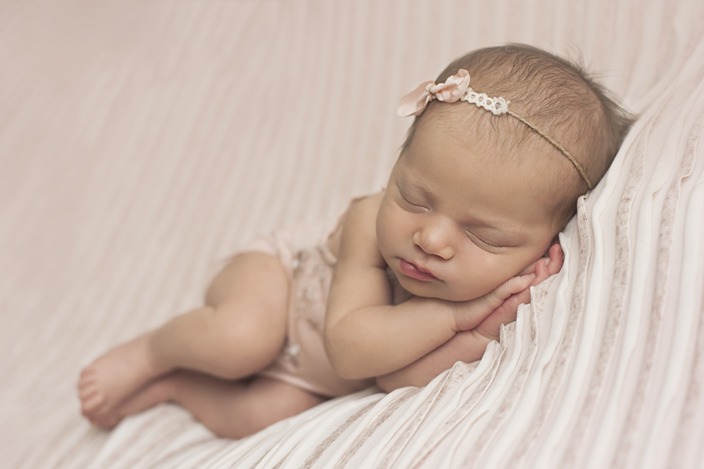 ensaio fotográfico ensaio newborn menino recém nascido book fotográfico fotografia niteroi fotografo rio de janeiro azul com preto são Gonçalo pose sonequinha