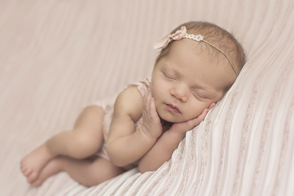 ensaio fotográfico ensaio newborn menina recém nascida book fotográfico fotografia niteroi fotografo rio de janeiro são Gonçalo pose musa