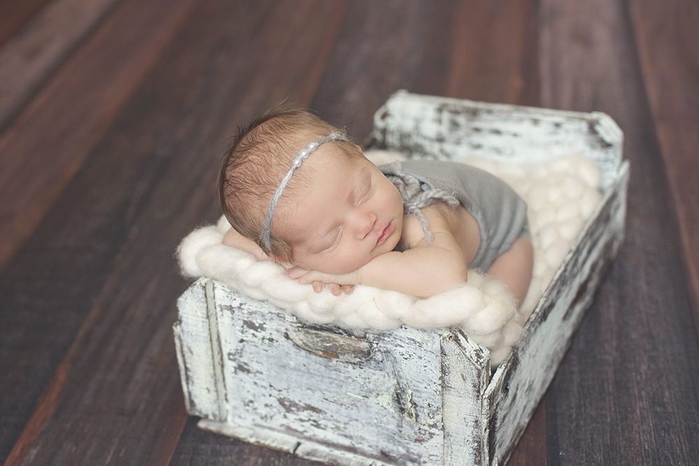 ensaio fotográfico ensaio newborn menina recém nascida book fotográfico fotografia niteroi fotografo rio de janeiro são Gonçalo pose bracinho lateral no prop