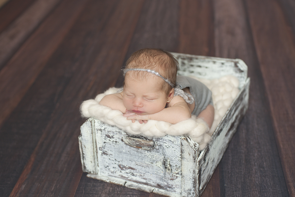 ensaio fotográfico ensaio newborn menina recém nascida book fotográfico fotografia niteroi fotografo rio de janeiro são Gonçalo pose bracinho no prop