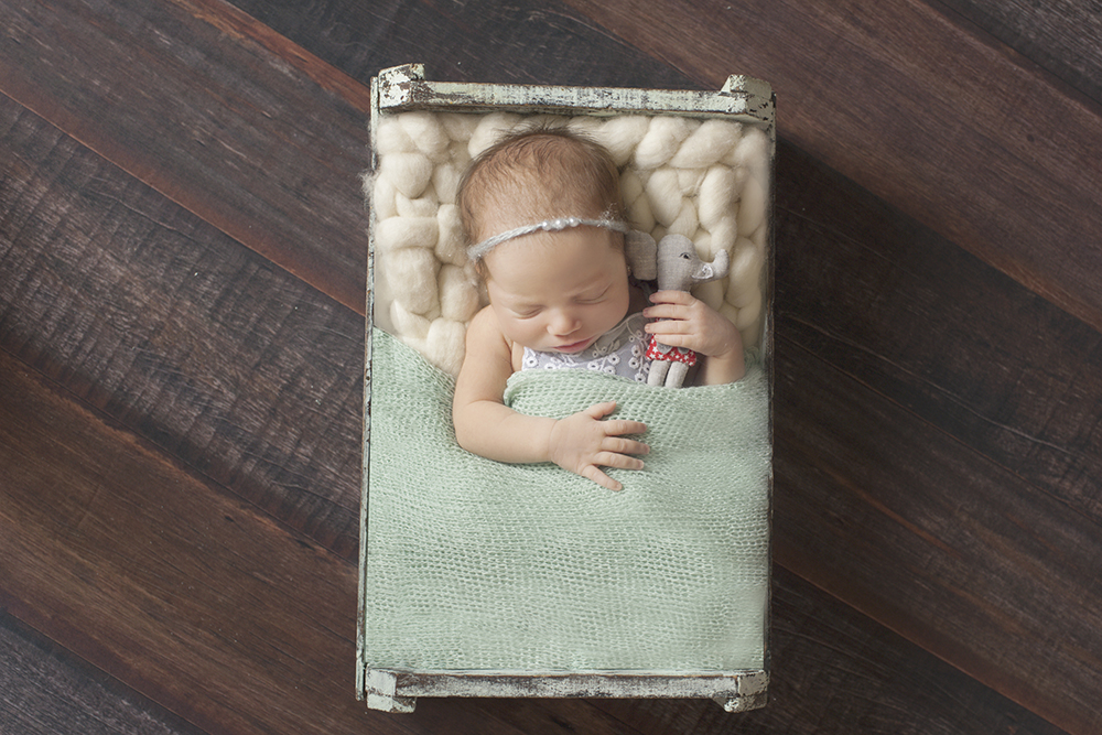 ensaio fotográfico ensaio newborn menina recém nascida book fotográfico fotografia niteroi fotografo rio de janeiro são Gonçalo pose barriga para cima no prop