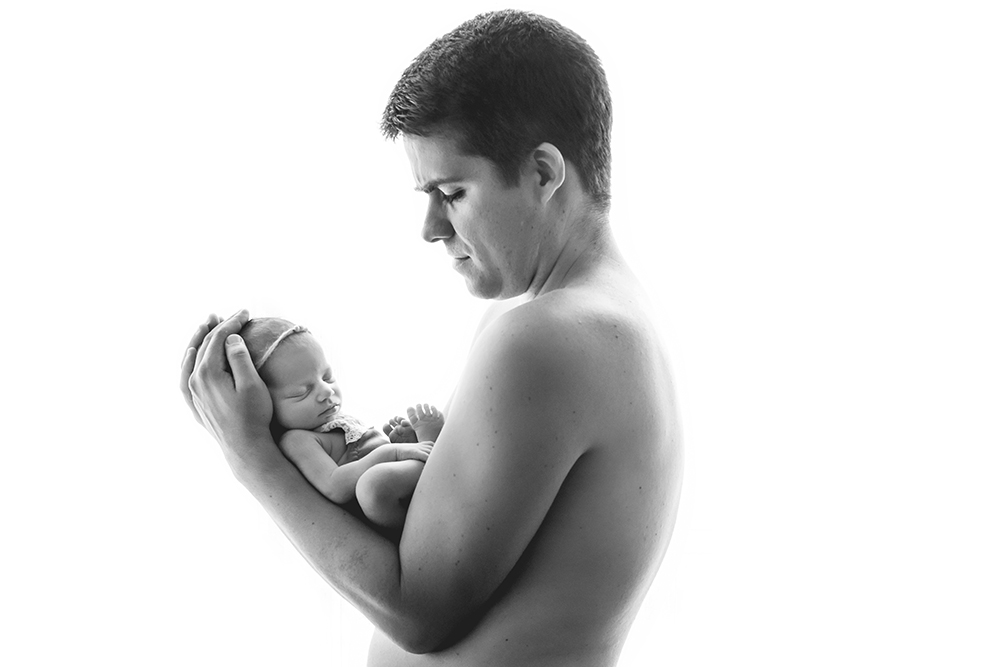 ensaio fotográfico ensaio newborn menina recém nascida book fotográfico fotografia niteroi fotografo rio de janeiro são Gonçalo pai com filha preto e branco