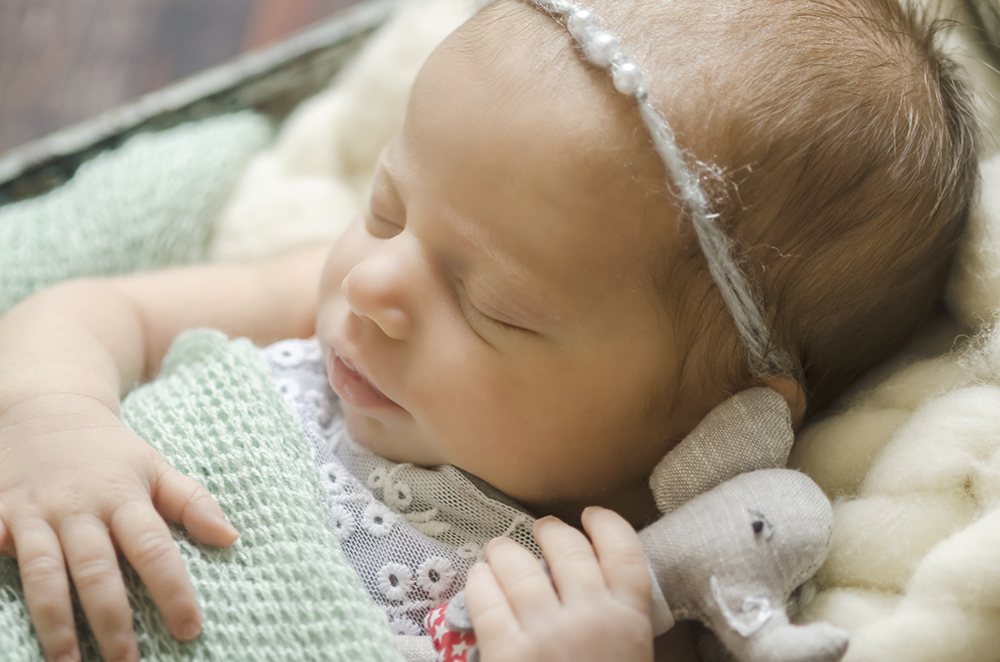ensaio fotográfico ensaio newborn menina recém nascida book fotográfico fotografia niteroi fotografo rio de janeiro são Gonçalo pose detalhe