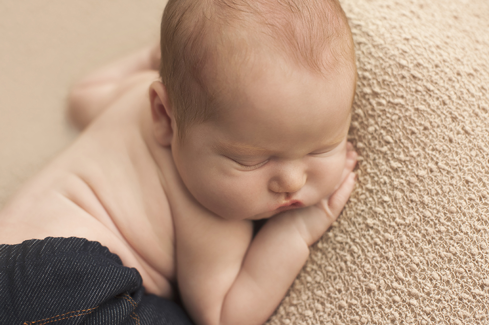 ensaio fotográfico ensaio newborn menino recém nascido book fotográfico fotografia niteroi fotografo rio de janeiro azul com preto são Gonçalo pose detalhe