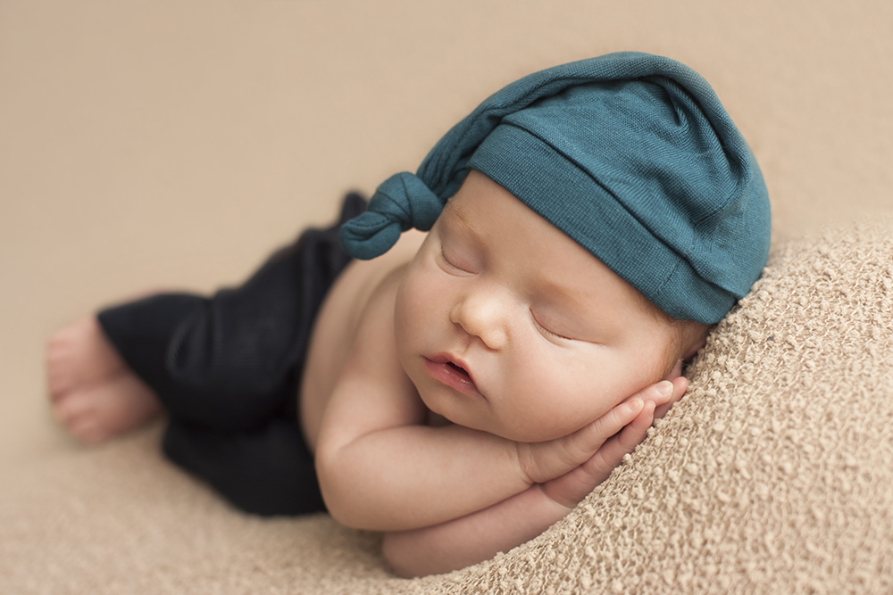 ensaio fotográfico ensaio newborn menino recém nascido book fotográfico fotografia niteroi fotografo rio de janeiro azul com preto são Gonçalo pose sonequinha com capuz