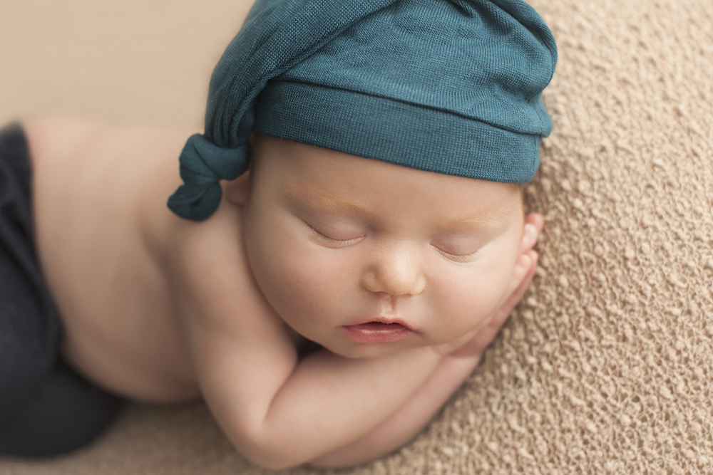 ensaio fotográfico ensaio newborn menino recém nascido book fotográfico fotografia niteroi fotografo rio de janeiro azul com preto são Gonçalo pose sonequinha detalhe