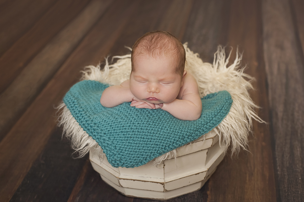 ensaio fotográfico ensaio newborn menino recém nascido book fotográfico fotografia niteroi fotografo rio de janeiro azul com preto são Gonçalo pose cestinho