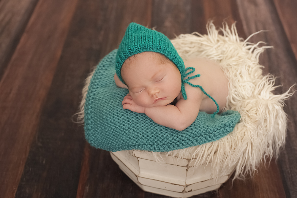 ensaio fotográfico ensaio newborn menino recém nascido book fotográfico fotografia niteroi fotografo rio de janeiro azul com preto são Gonçalo pose cestinho lateral