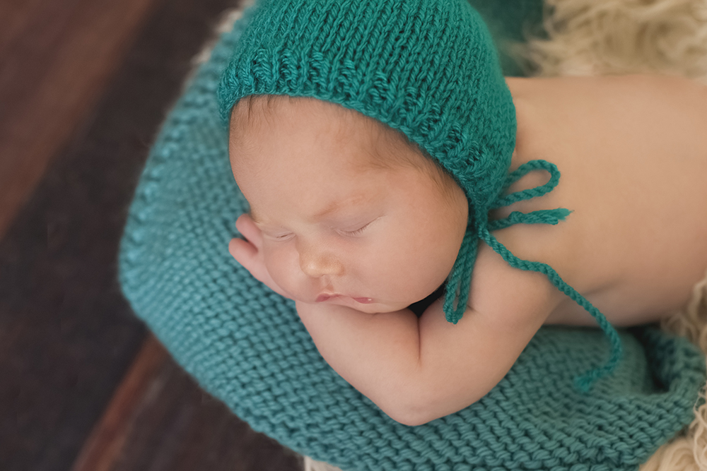 ensaio fotográfico ensaio newborn menino recém nascido book fotográfico fotografia niteroi fotografo rio de janeiro azul com preto são Gonçalo pose detalhe