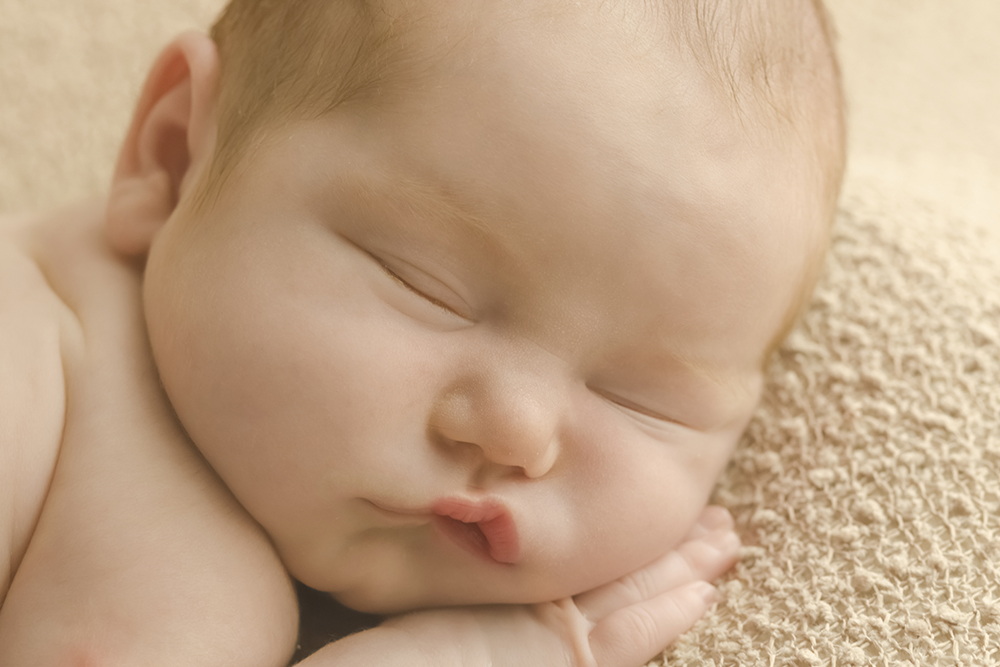 ensaio fotográfico ensaio newborn menino recém nascido book fotográfico fotografia niteroi fotografo rio de janeiro azul com preto são Gonçalo pose detalhe