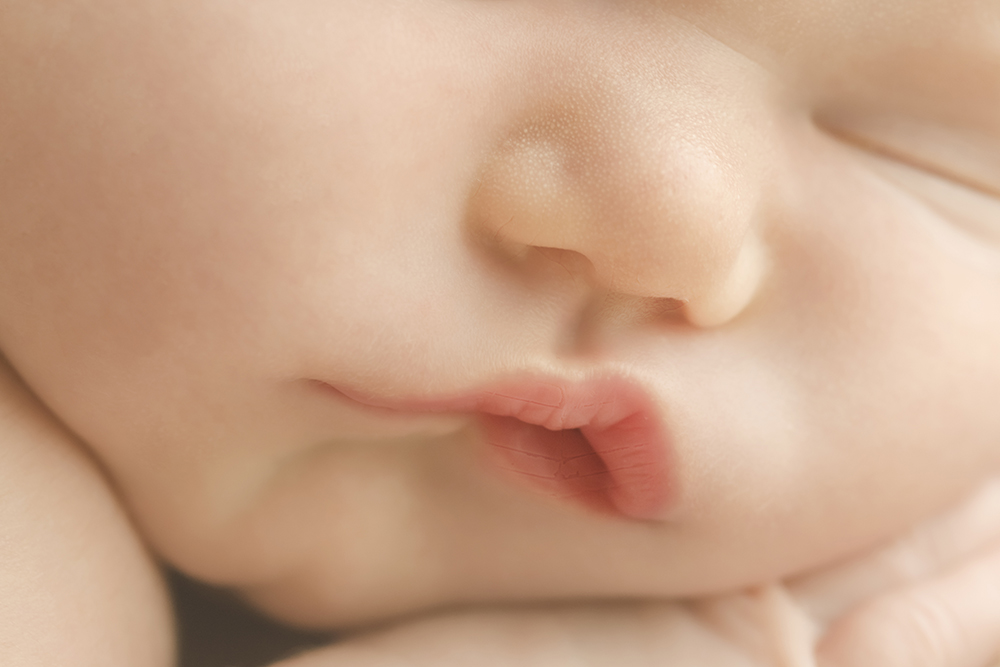 ensaio fotográfico ensaio newborn menino recém nascido book fotográfico fotografia niteroi fotografo rio de janeiro azul com preto são Gonçalo pose detalhe da boca