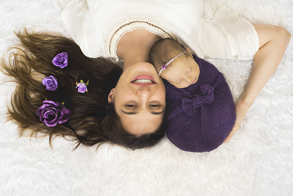 sessão fotográfica ensaio newborn menina recém nascido book fotográfico fotografia niteroi fotografo rio de janeiro roxo com branco são Gonçalo pacotinho de amor mãe de menina pose com a mãe