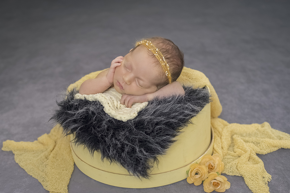 sessão fotográfica ensaio newborn menina recém nascido book fotográfico fotografia niteroi fotografo rio de janeiro amarelo com cinza são Gonçalo pose no baldinho com a mão no queixo