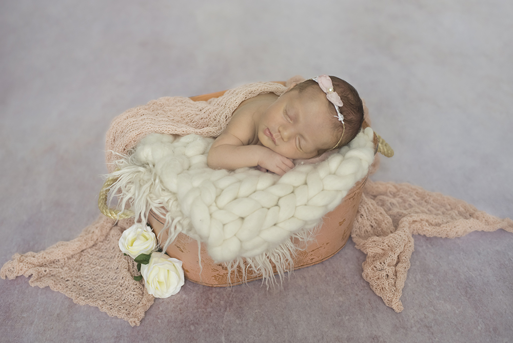 sessão fotográfica ensaio newborn menina recém nascido book fotográfico fotografia niteroi fotografo rio de janeiro rosa com branco são Gonçalo pose no baldinho
