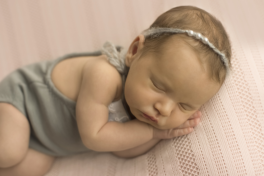ensaio fotográfico newborn bebe gêmeas recém nascidas book fotográfico fotografia pose sonequinha detalhe estúdio rio de janeiro niteroi são Gonçalo