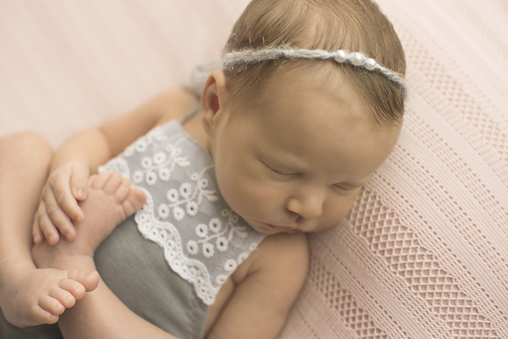 ensaio fotográfico newborn bebe gêmeas recém nascidas book fotográfico fotografia pose perfil estúdio rio de janeiro niteroi são Gonçalo