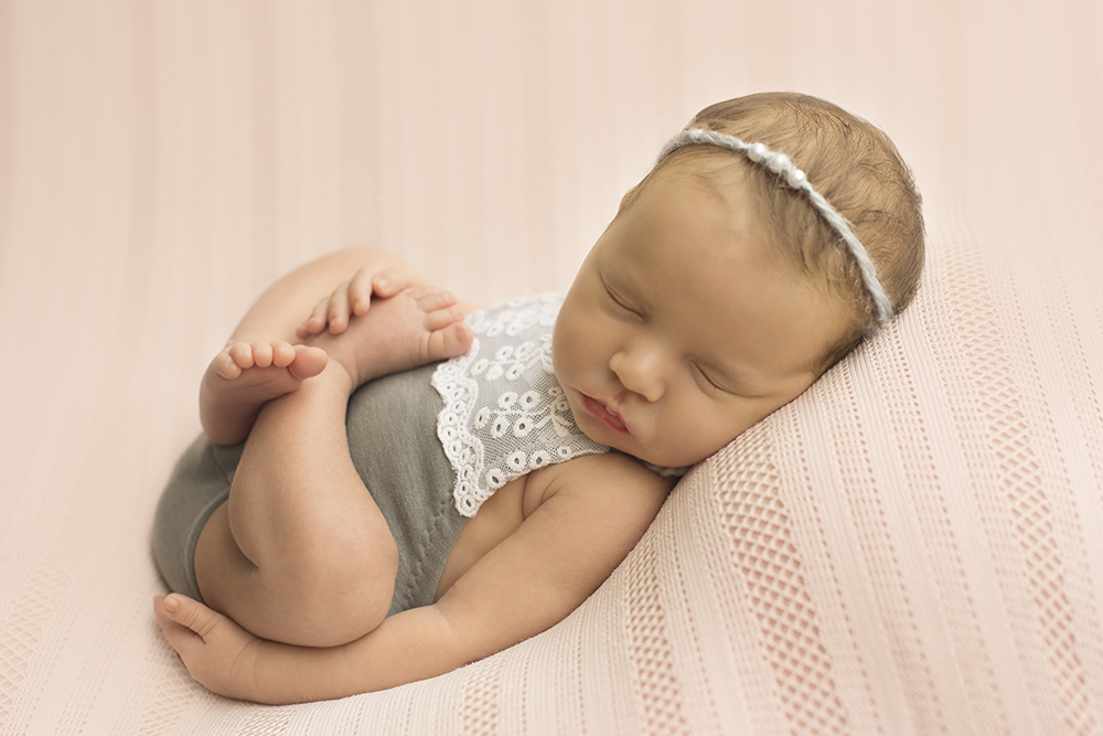 ensaio fotográfico newborn bebe gêmeas recém nascidas book fotográfico fotografia pose casulinho estúdio rio de janeiro niteroi são Gonçalo