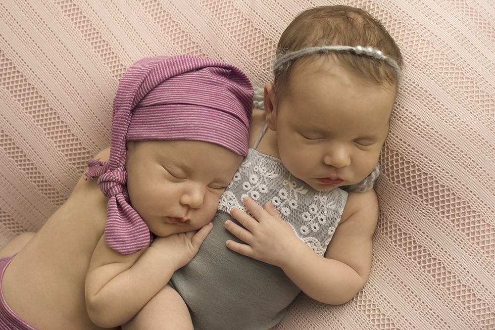 ensaio fotográfico newborn bebe gêmeas recém nascidas book fotográfico fotografia pose perfil estúdio rio de janeiro niteroi são Gonçalo