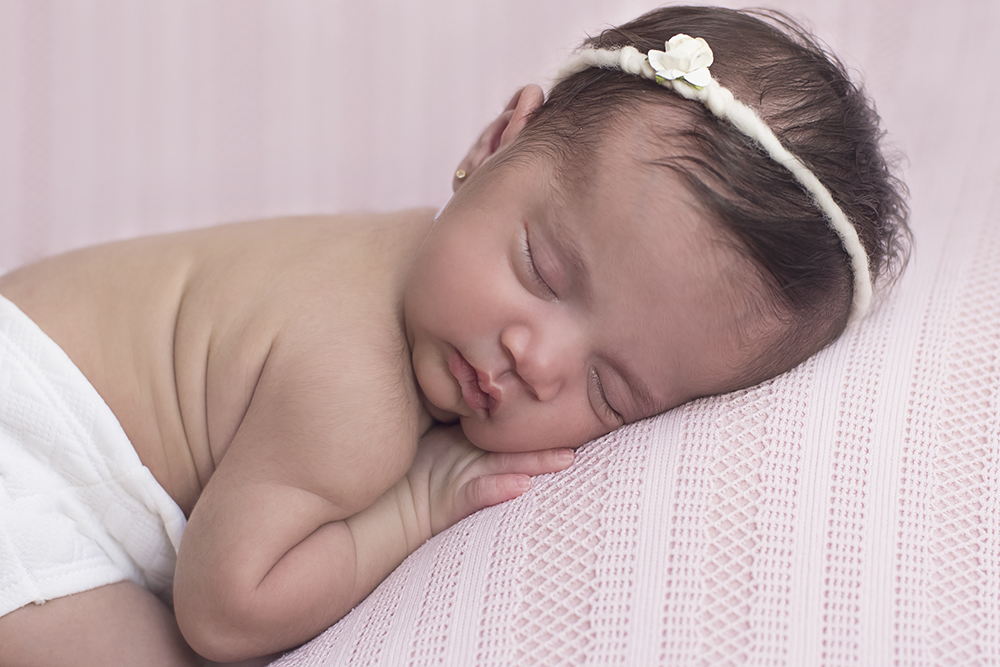 sessão fotográfica ensaio newborn menina recém nascido book fotográfico fotografia niteroi fotografo rio de janeiro rosa com branco são Gonçalo pose bundinha bubum para cima