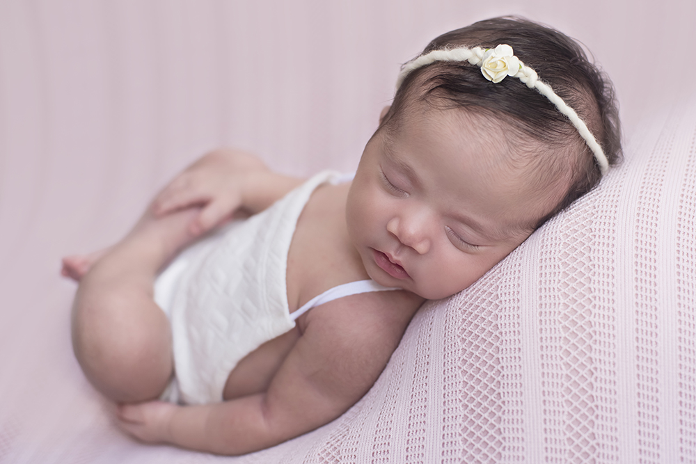 sessão fotográfica ensaio newborn menina recém nascido book fotográfico fotografia niteroi fotografo rio de janeiro rosa com branco são Gonçalo pose barriga para cima