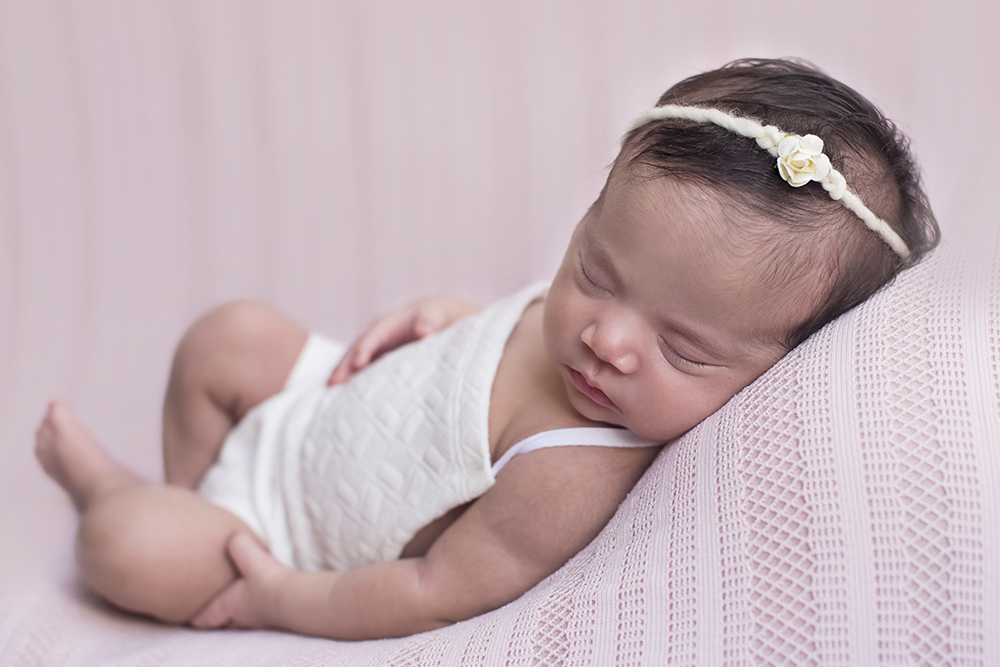 sessão fotográfica ensaio newborn menina recém nascido book fotográfico fotografia niteroi fotografo rio de janeiro rosa com branco são Gonçalo pose barriga para cima
