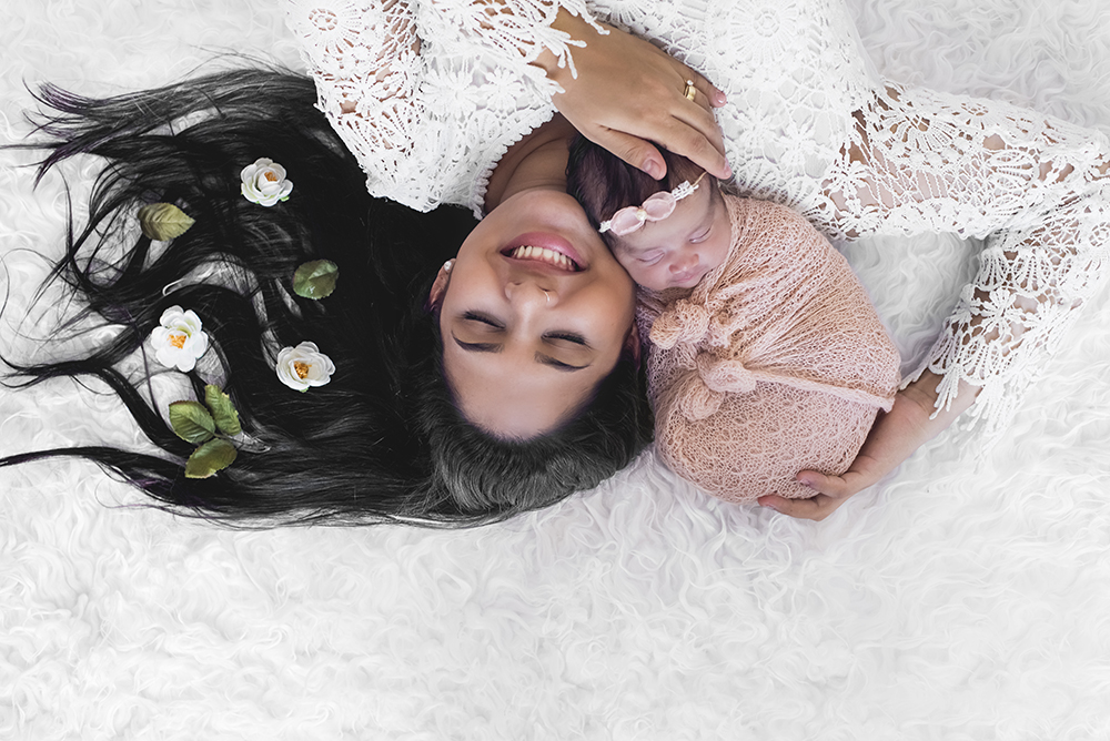 sessão fotográfica ensaio newborn menina recém nascido book fotográfico fotografia niteroi fotografo rio de janeiro rosa com branco são Gonçalo embrulhada pacotinho de amor mãe de menina