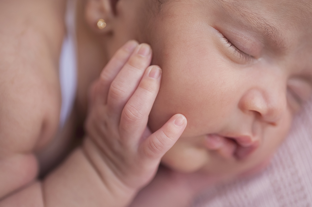 sessão fotográfica ensaio newborn menina recém nascido book fotográfico fotografia niteroi fotografo rio de janeiro rosa com branco são Gonçalo pose musa com a mão no queixo detalhe
