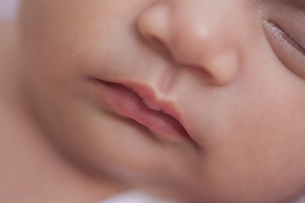 sessão fotográfica ensaio newborn menina recém nascido book fotográfico fotografia niteroi fotografo rio de janeiro rosa com branco são Gonçalo detalhe da boca