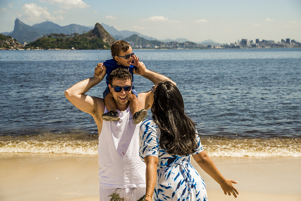 ensaio fotografico família book fotografia passeio na praia closes retrato mãe pai bebe menino rio de janeiro niteroi são Gonçalo