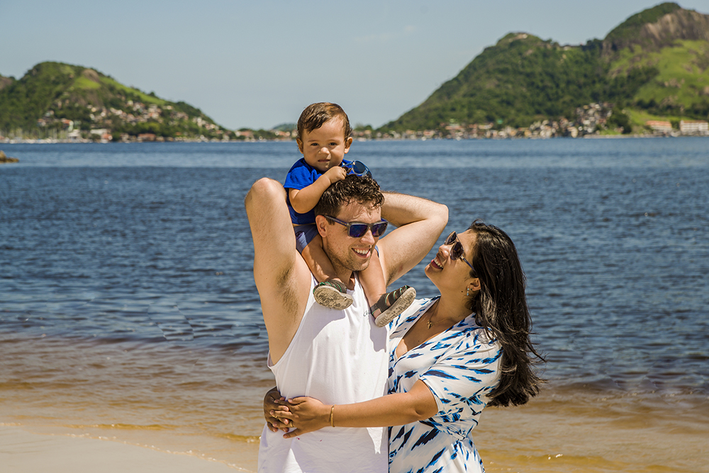 ensaio fotografico família book fotografia passeio na praia closes retrato mãe pai bebe menino rio de janeiro niteroi são Gonçalo