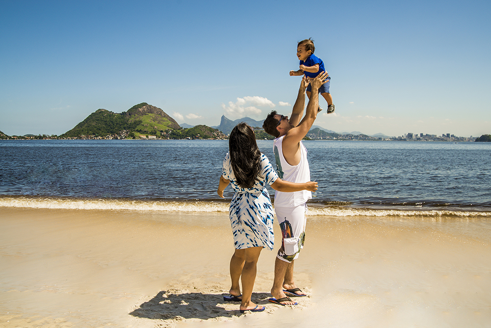 ensaio fotografico família book fotografia passeio na praia closes retrato mãe pai bebe menino rio de janeiro niteroi são Gonçalo