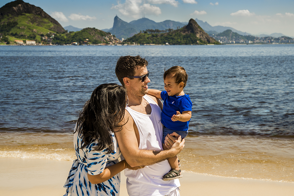 ensaio fotografico família book fotografia passeio na praia closes retrato mãe pai bebe menino rio de janeiro niteroi são Gonçalo