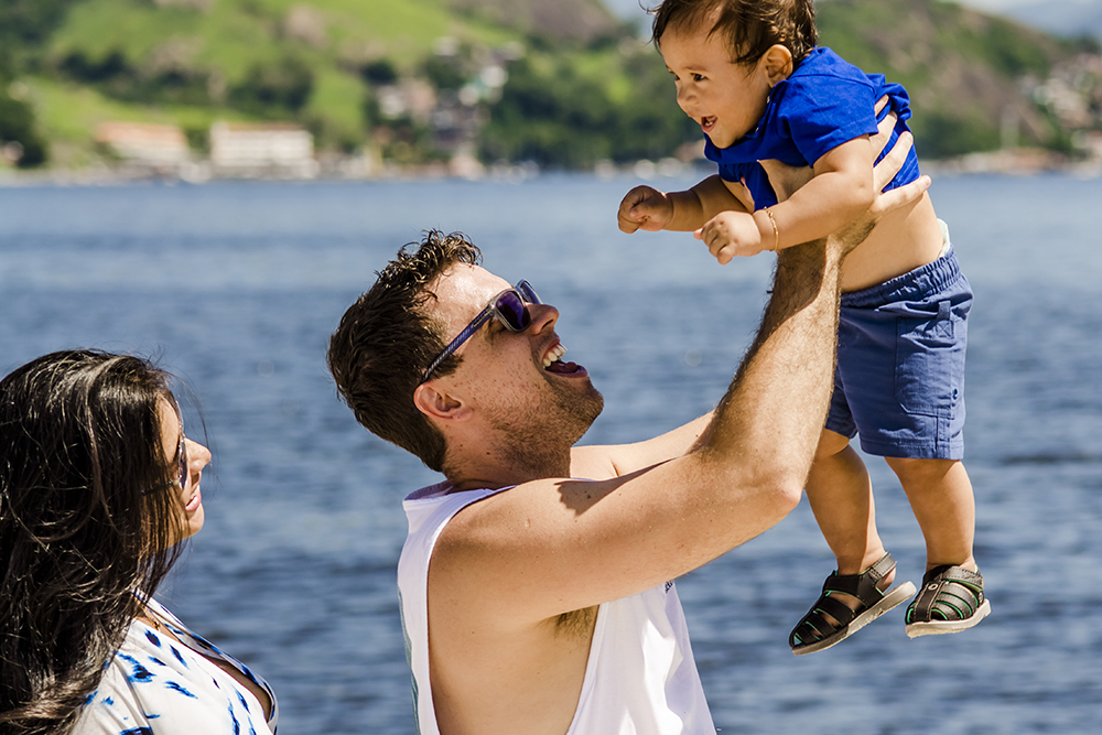 ensaio fotografico família book fotografia passeio na praia closes retrato mãe pai bebe menino rio de janeiro niteroi são Gonçalo