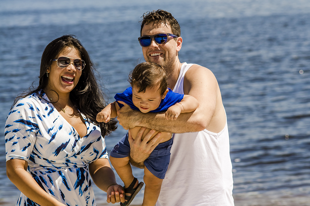 ensaio fotografico família book fotografia passeio na praia closes retrato mãe pai bebe menino rio de janeiro niteroi são Gonçalo