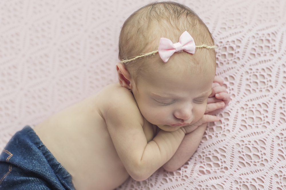 ensaio fotográfico newborn bebe menina recém nascida book fotográfico fotografia pose lateral estúdio rio de janeiro niteroi são Gonçalo