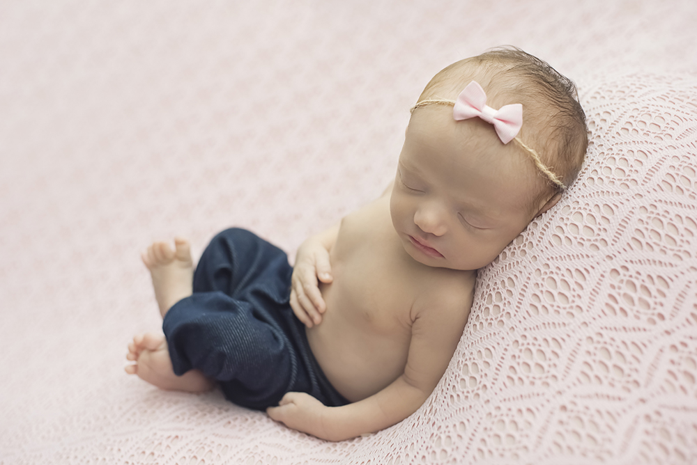 ensaio fotográfico newborn bebe menina recém nascida book fotográfico fotografia pose ninho estúdio rio de janeiro niteroi são Gonçalo