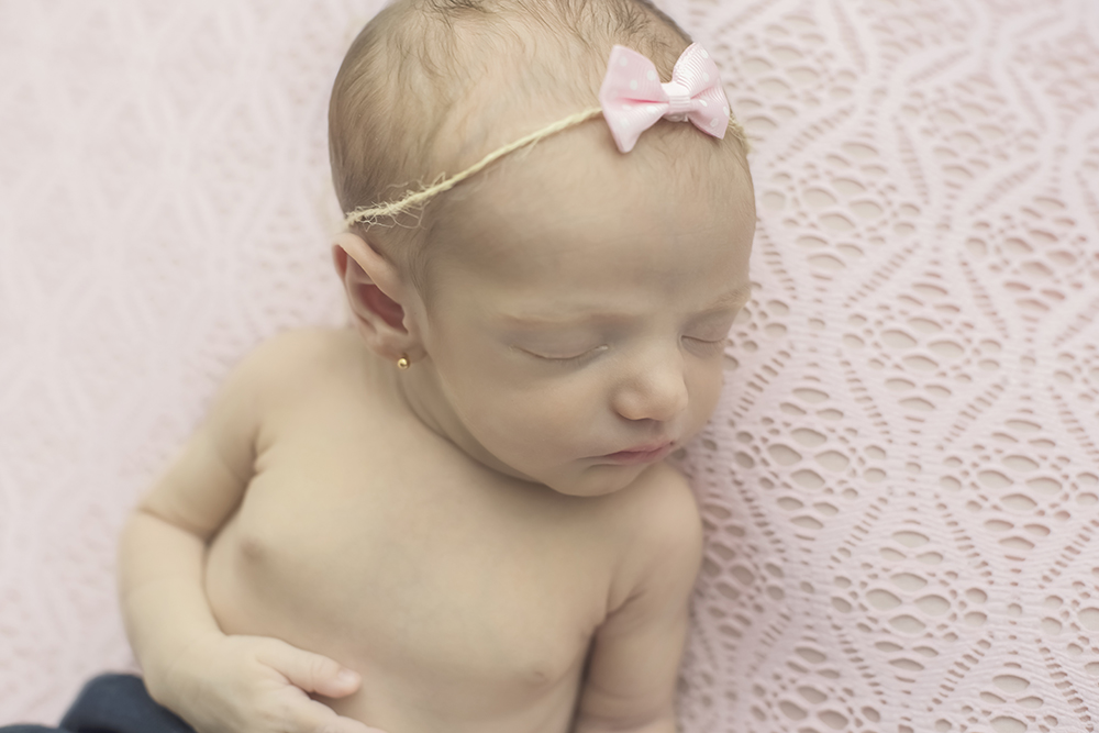 ensaio fotográfico newborn bebe menina recém nascida book fotográfico fotografia pose perfil estúdio rio de janeiro niteroi são Gonçalo