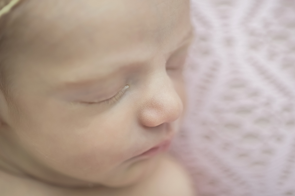 ensaio fotográfico newborn bebe menina recém nascida book fotográfico fotografia pose detalhe estúdio rio de janeiro niteroi são Gonçalo