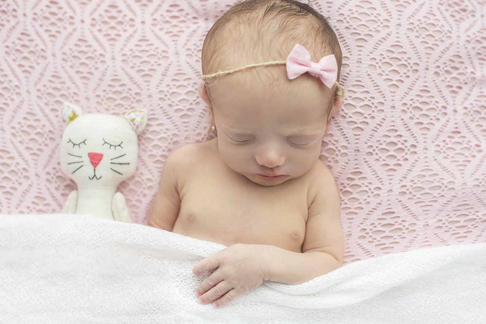 ensaio fotográfico newborn bebe menina recém nascida book fotográfico fotografia pose dorminhoca estúdio rio de janeiro niteroi são Gonçalo