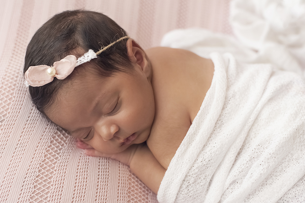 ensaio fotográfico newborn bebe menina recém nascida book fotográfico fotografia pose bundinho estúdio rio de janeiro niteroi são Gonçalo