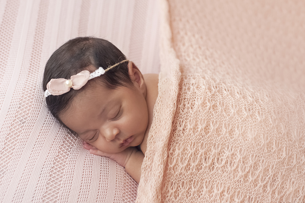 ensaio fotográfico newborn bebe menina recém nascida book fotográfico fotografia pose dorminhoca estúdio rio de janeiro niteroi são Gonçalo