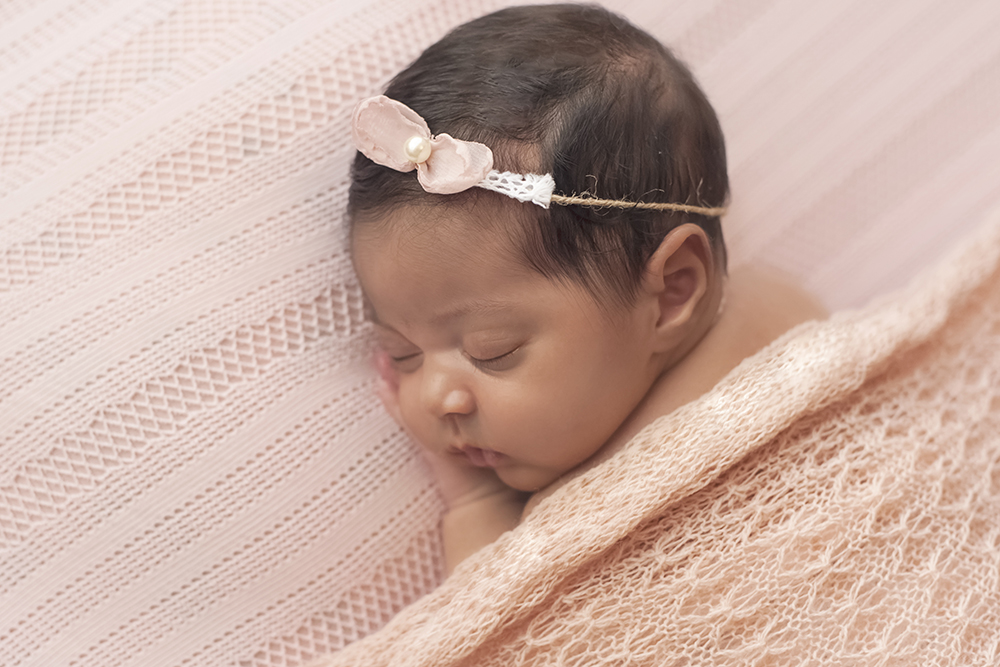 ensaio fotográfico newborn bebe menina recém nascida book fotográfico fotografia pose perfil estúdio rio de janeiro niteroi são Gonçalo