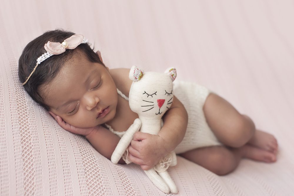 ensaio fotográfico newborn bebe menina recém nascida book fotográfico fotografia pose dorminhoca com gatinho estúdio rio de janeiro niteroi são Gonçalo